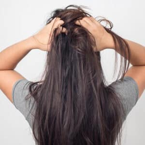 علت خارش سر و ریزش مو در زنان