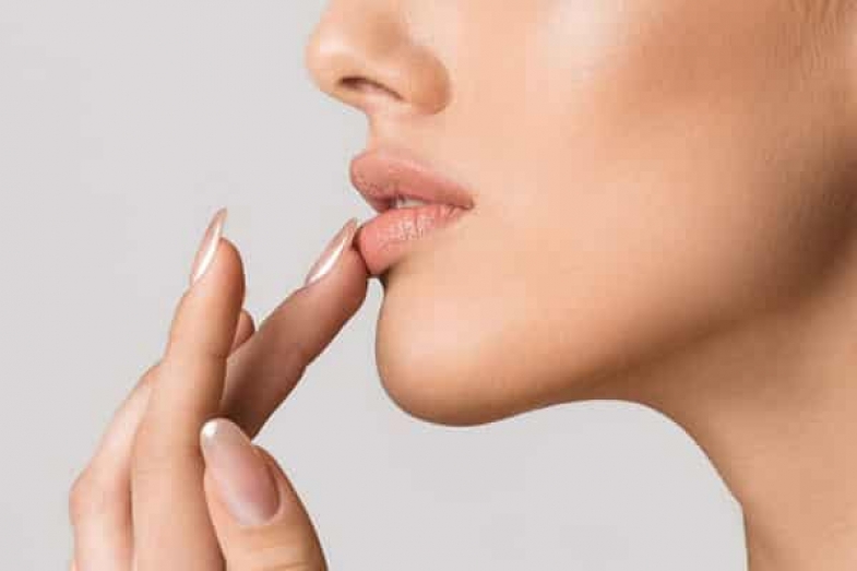 برای از بین بردن ورم لب بعد از تزریق ژل