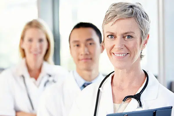 چه کسانی اجازه تزریق ژل و بوتاکس دارند